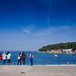 Hi *